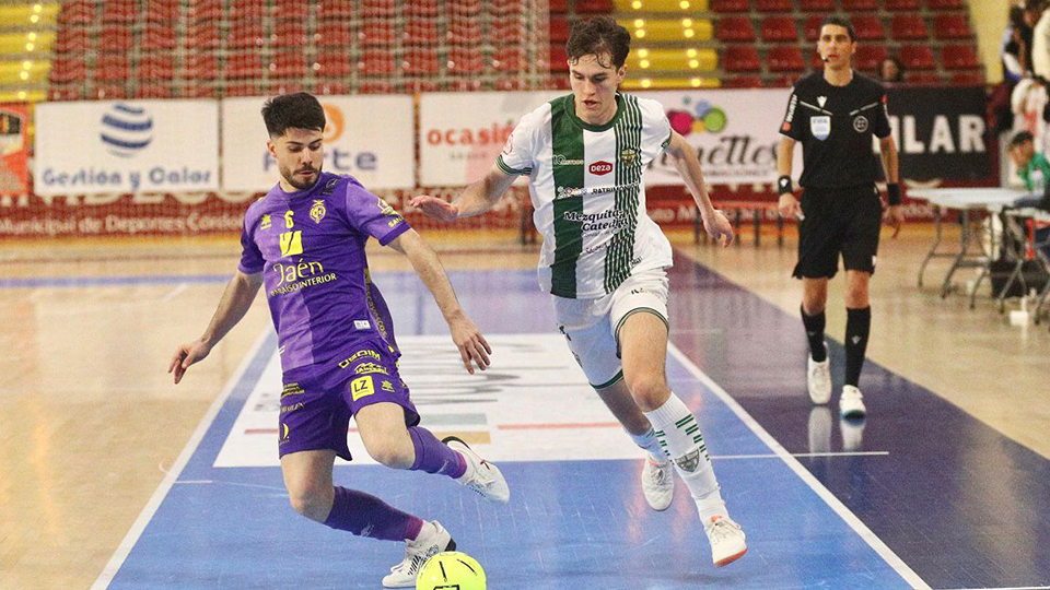 Aranda, del Córdoba Patrimonio, pugna por el balón con Dani Zurdo, del Jaén Paraíso Interior