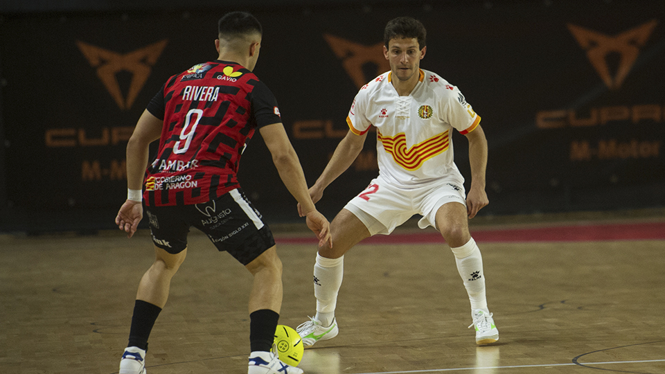 Adri Rivera, del WANAPIX AD Sala 10, conduce el balón ante A. Cardona, de Industrias Santa Coloma