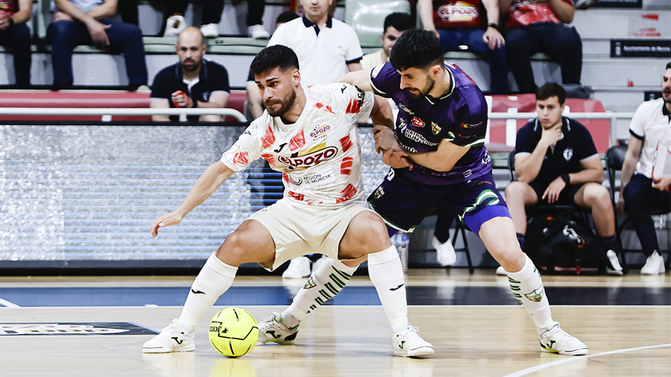 Esteban, de ElPozo Murcia Costa Cálida, pugna por el balón con Mykytiuk, del Córdoba Patrimonio (Fotografía: Pascu Méndez)