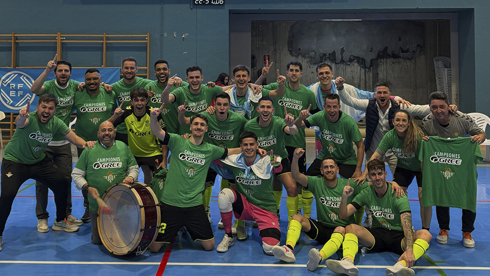 Los jugadores del Real Betis Futsal celebran el campeonato de Segunda División y el ascenso a Primera