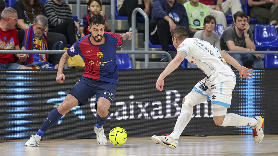 Matheus, del Barça, conduce el balón ante Altamirano, del Noia Portus Apostoli