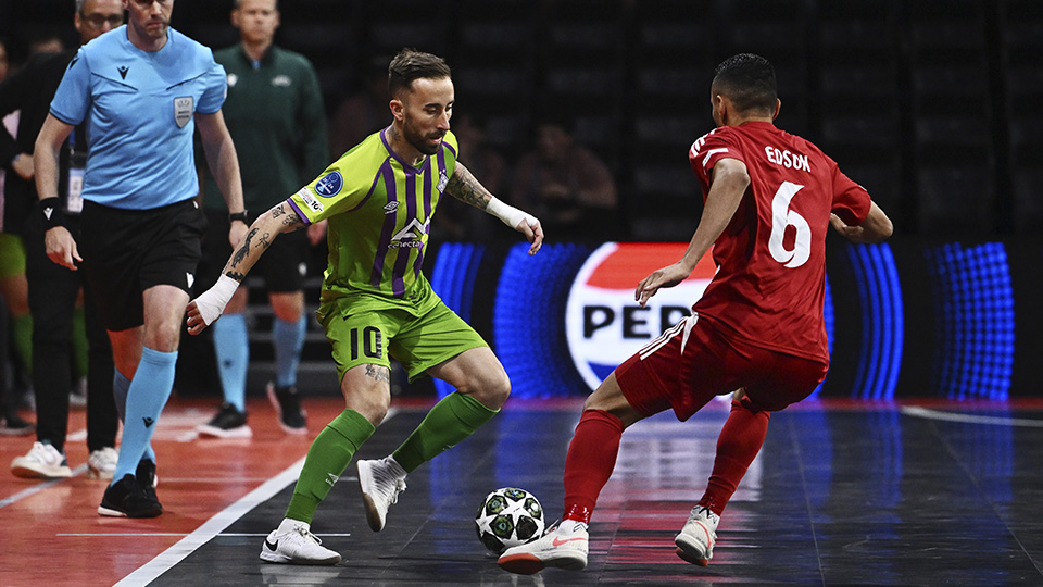 Rivillos, del Islas Baleares Palma Futsal, ante Edson, del AFC Kairat (Fotografía: UEFA)