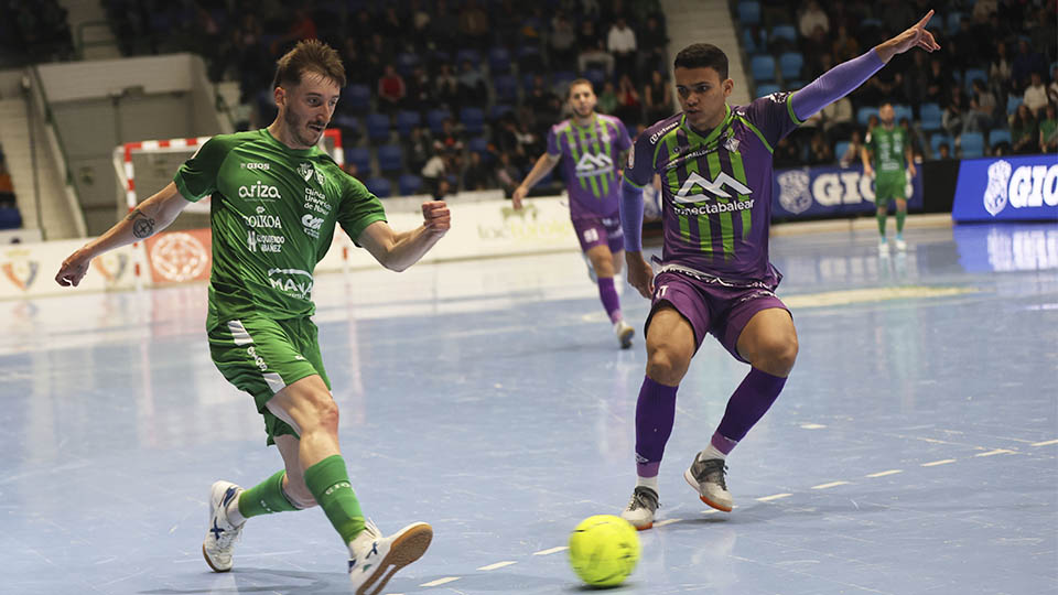 A. Geraghty, del Osasuna Magna Xota, ante Mateus Maia, del Islas Baleares Palma Futsal