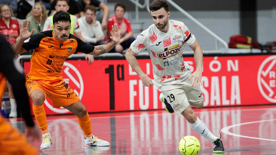 César, de ElPozo Murcia Costa Cálida, conduce el balón ante Rikelme, del Burela FS (Fotografía: Pascu Méndez)