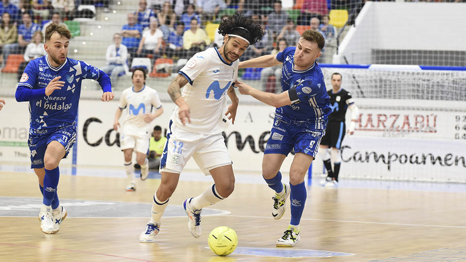 Lucao, del Movistar Inter, conduce el balón ante Daniel Gabriel, del Quesos El Hidalgo Manzanares (Fotografía: Movistar Inter)