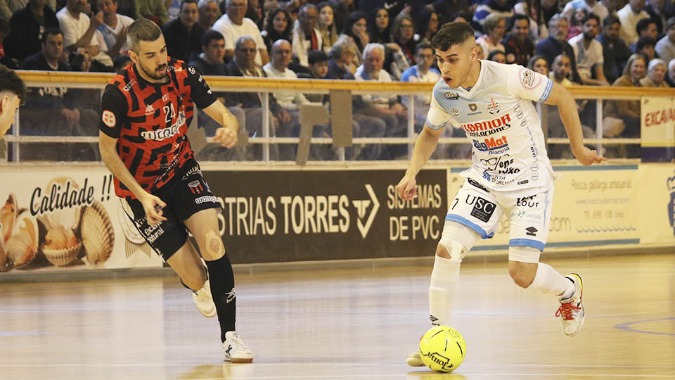 Leandro Altamirano, del Noia Portus Apostoli, junto a Adri Ortego, del WANAPIX AD Sala 10