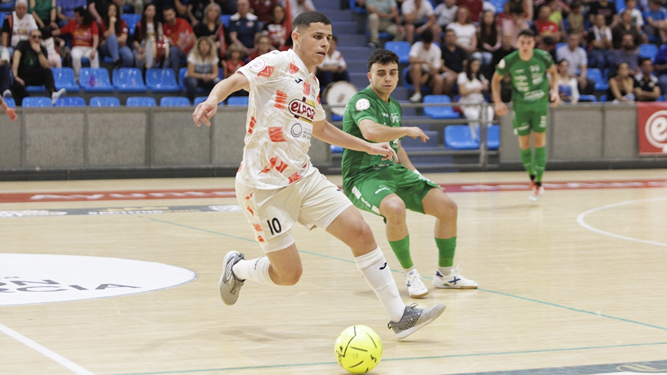 Ricardinho, de ElPozo Murcia Costa Cálida, ante Pachu, del Osasuna Magna Xota (Fotografía: Pascu Méndez)
