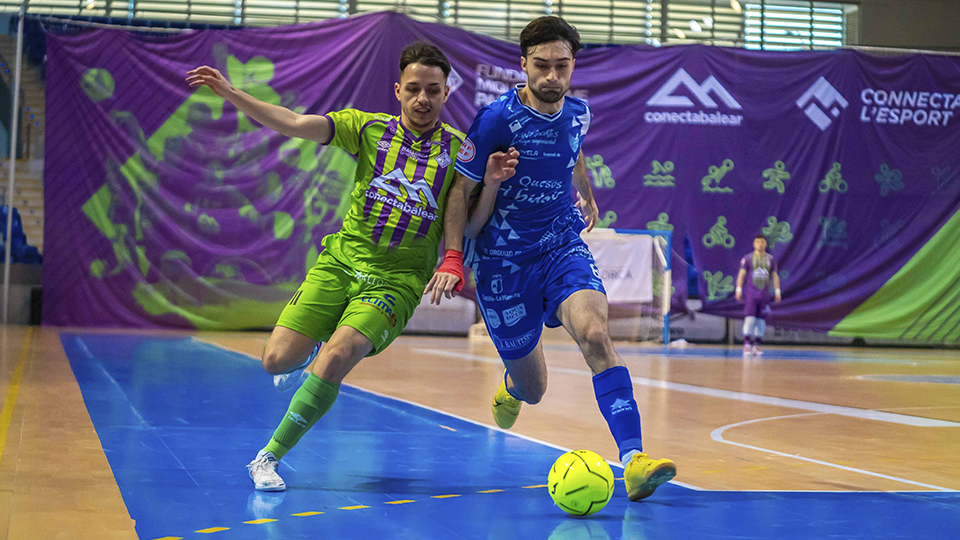 David Peña, del Islas Baleares Palma Futsal, ante Robles, del Quesos El Hidalgo Manzanares