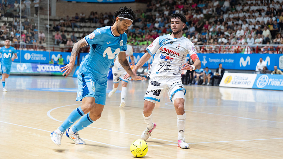 Lucão, del Movistar Inter, ante Pirata, del Noia Portus Apostoli (Fotografía: Movistar Inter)