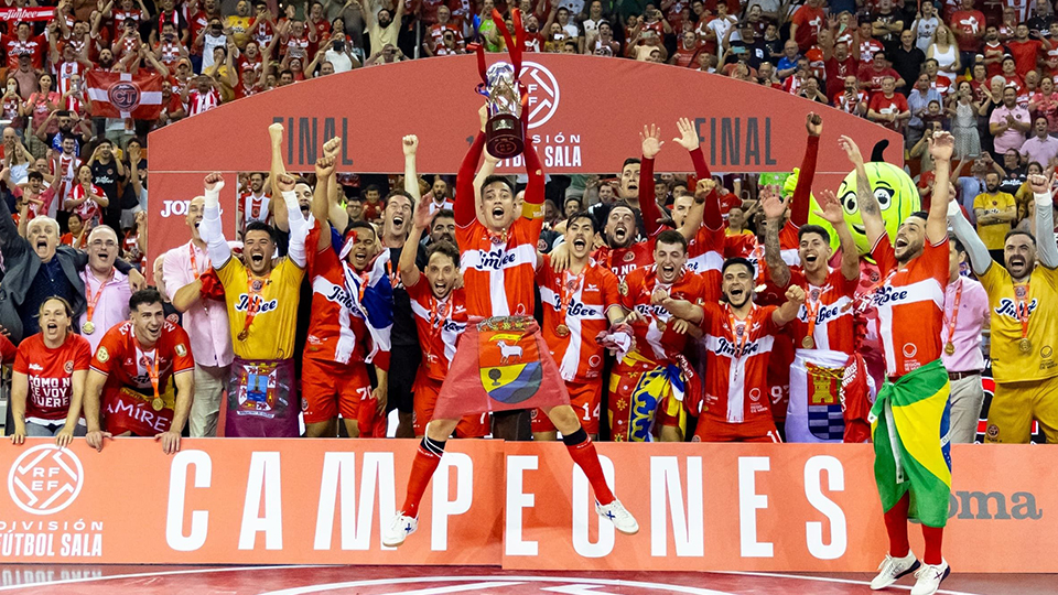 La plantilla del Jimbee Cartagena Costa Cálida levanta el título de la Liga Nacional de Fútbol Sala (Fotografía: RFEF)