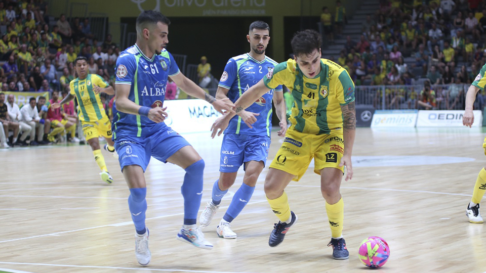 Mati Rosa, del Jaén Paraíso Interior, protege el balón ante Torres, del Viña Albali Valdepeñas