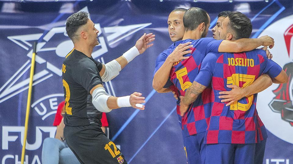 Los jugadores del Barça celebran un tanto.