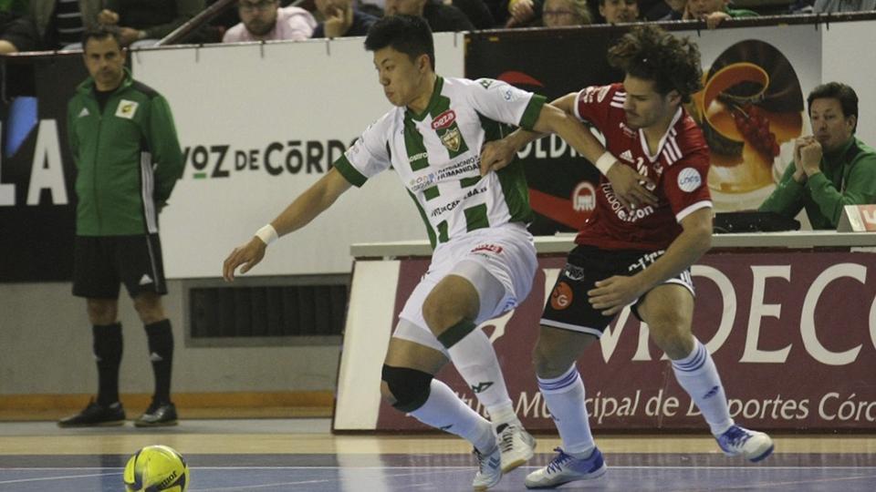 Shimizu, de Córdoba Patrimonio, pelea el balón con Esteban, de Fútbol Emotion Zaragoza.