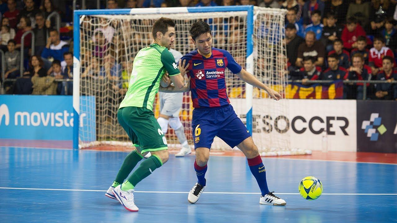 Daniel, de Barça, y Bebe, de Movistar Inter, pugnan por el balón