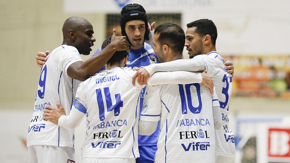 Los jugadores de O Parrulo Ferrol celebran un gol (Fotografía: Hugo Nidáguila - Instantes Momentos Fotográficos)