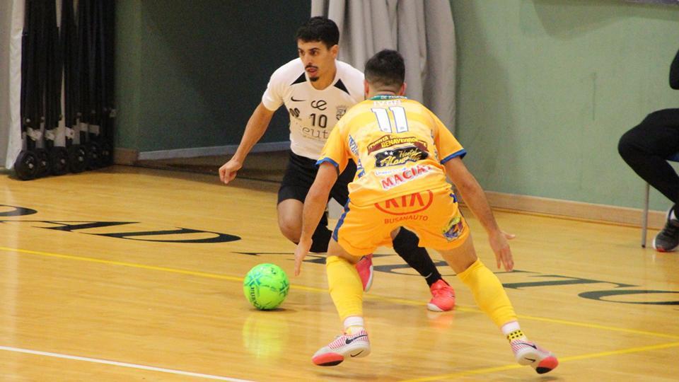 Anuar, jugador de la Unión África Ceutí, encara a Iván, del Atlético Benavente.