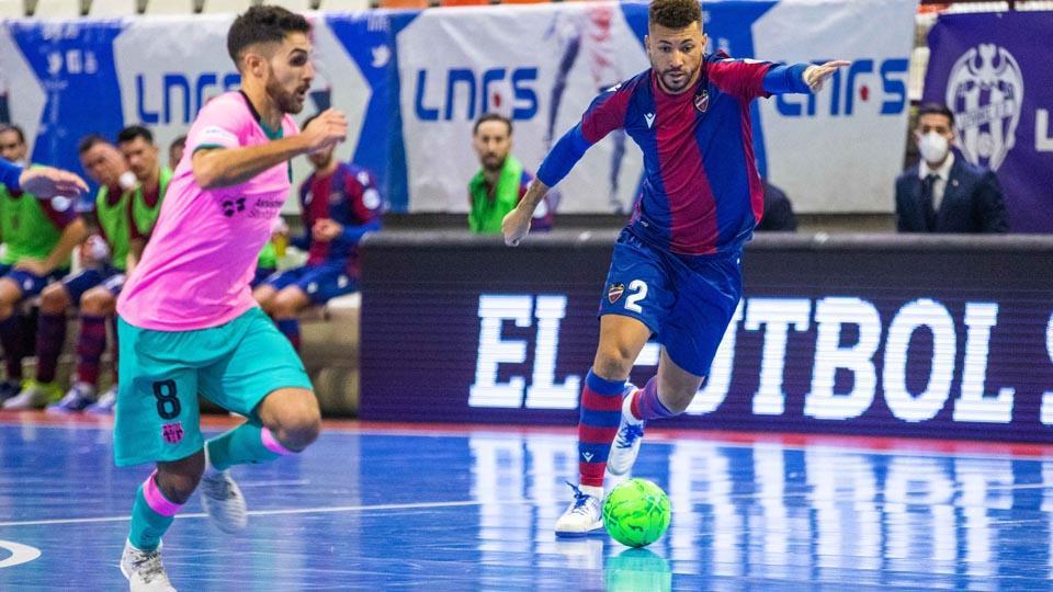 Adolfo, del Barça, y Araça, de Levante, disputan el balón durante un partido.