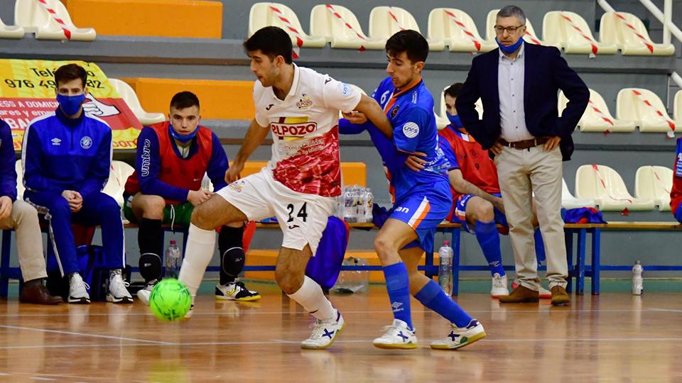 Ismael, jugador de ElPozo Ciudad de Murcia, protege el balón ante Tabuenca, del Full Energía Zaragoza. (Foto: Andrea Royo López)
