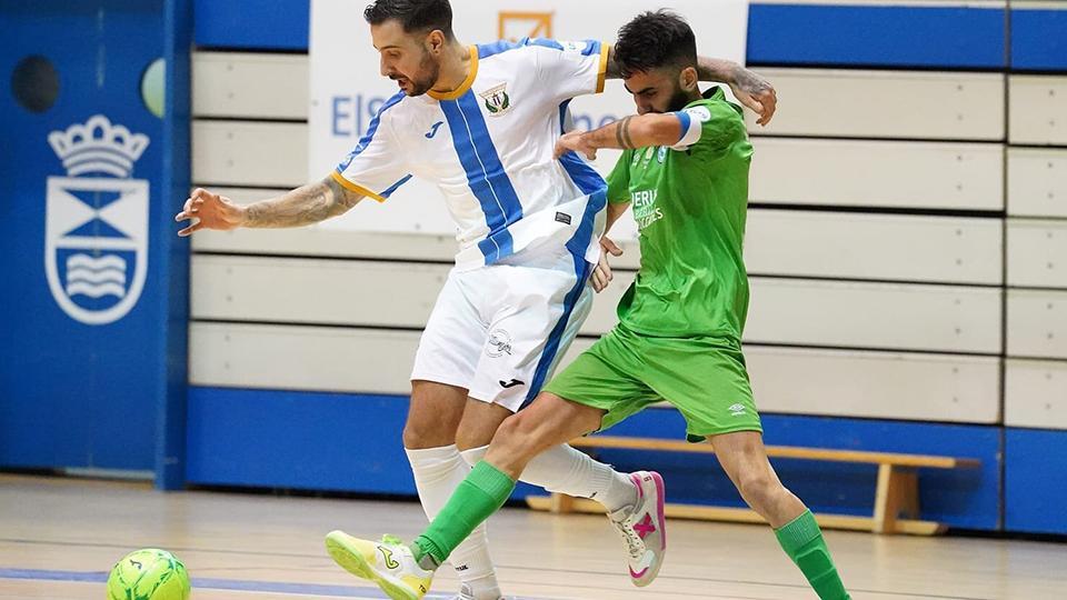 Palomares, de CD Leganés, pugna por el balón con Dani Blanco, de JERUBEX Santiago Futsal.
