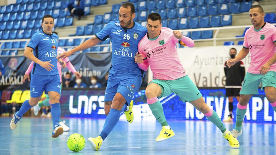Matheus Preá, jugador del Viña Albali Valdepeñas, pugna con Sergio Lozano, del Barça. (Foto: ACP-FSV)