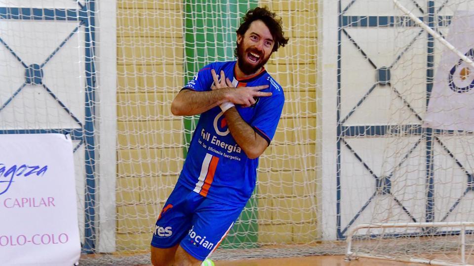Nano Modrego, jugador del Full Energía Zaragoza, celebra un gol. (Foto: Andrea Royo López)