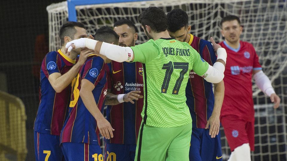 Los jugadores del Barça celebran un tanto.
