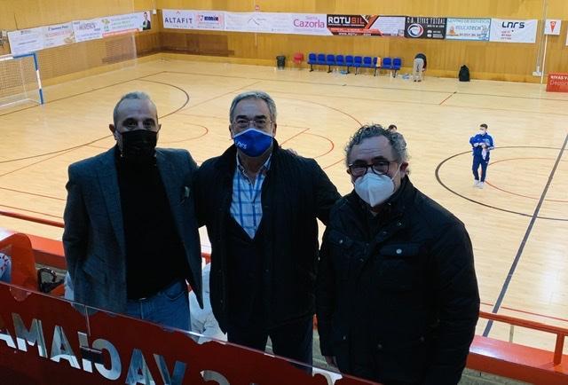 Luis Moreno, Javier Lozano y Severino Barreiro, durante el partido Rivas - Noia.