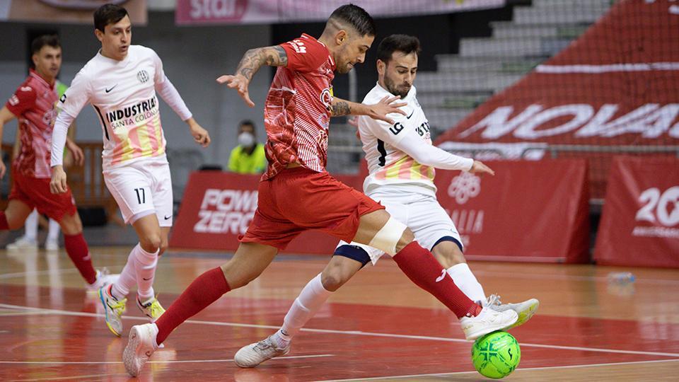 Felipe Valerio, de ElPozo Murcia Costa Cálida, y Sepe, de Industrias Santa Coloma, pelean por el balón