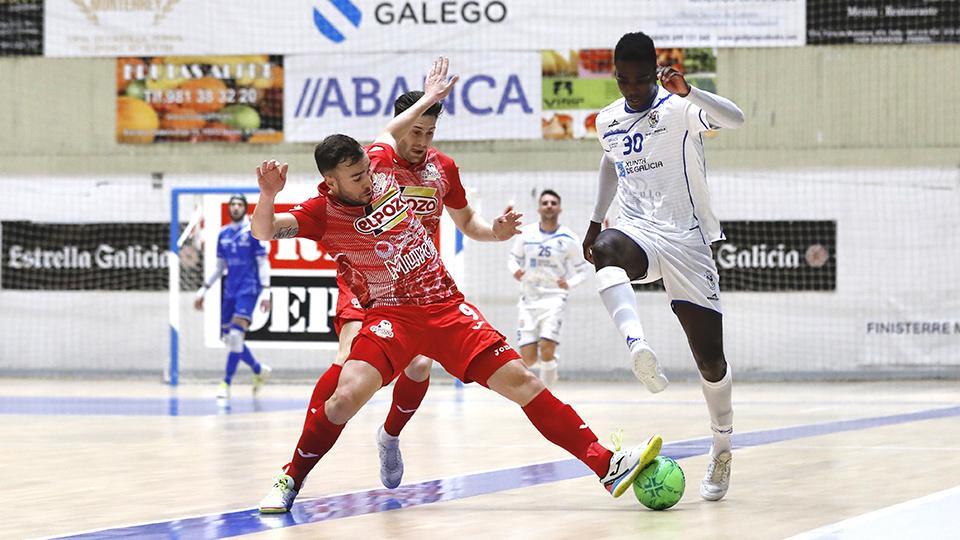 Rafa Santos, de ElPozo Murcia Costa Cálida, pelea por el balón con Hélder, de O Parrulo Ferrol. Fotografía: Hugo Nidáguila