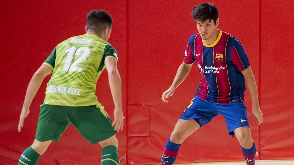 Daniel, jugador del Barça, encara a Borja, de Inter FS.