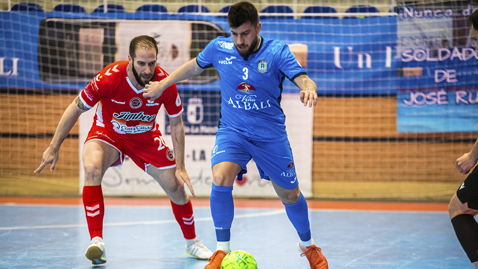 Catela, jugador del Viña Albali Vadepeñas, ante Solano, del Jimbee Cartagena. (Foto: ACP-FSV)