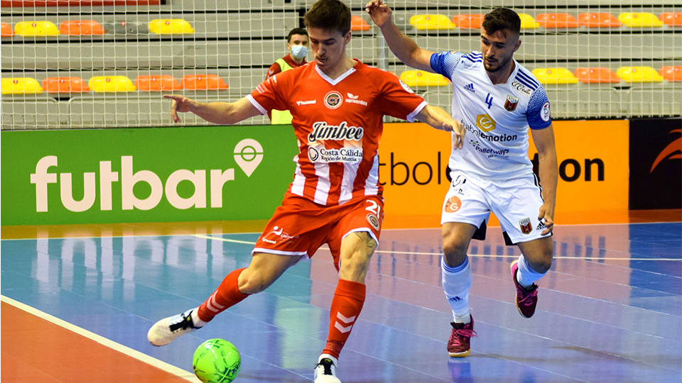 Marinovic, de Jimbee Cartagena, ante la presión de Óscar Villanueva, de Fútbol Emotion Zaragoza.