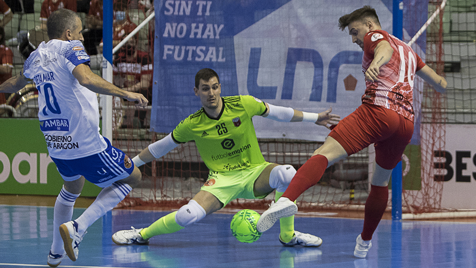 Pol Pacheco, de ElPozo Murcia Costa Cálida, golpea el balón ante Iván Bernad, de Fútbol Emotion Zaragoza (Fotografía: Pascu Méndez)