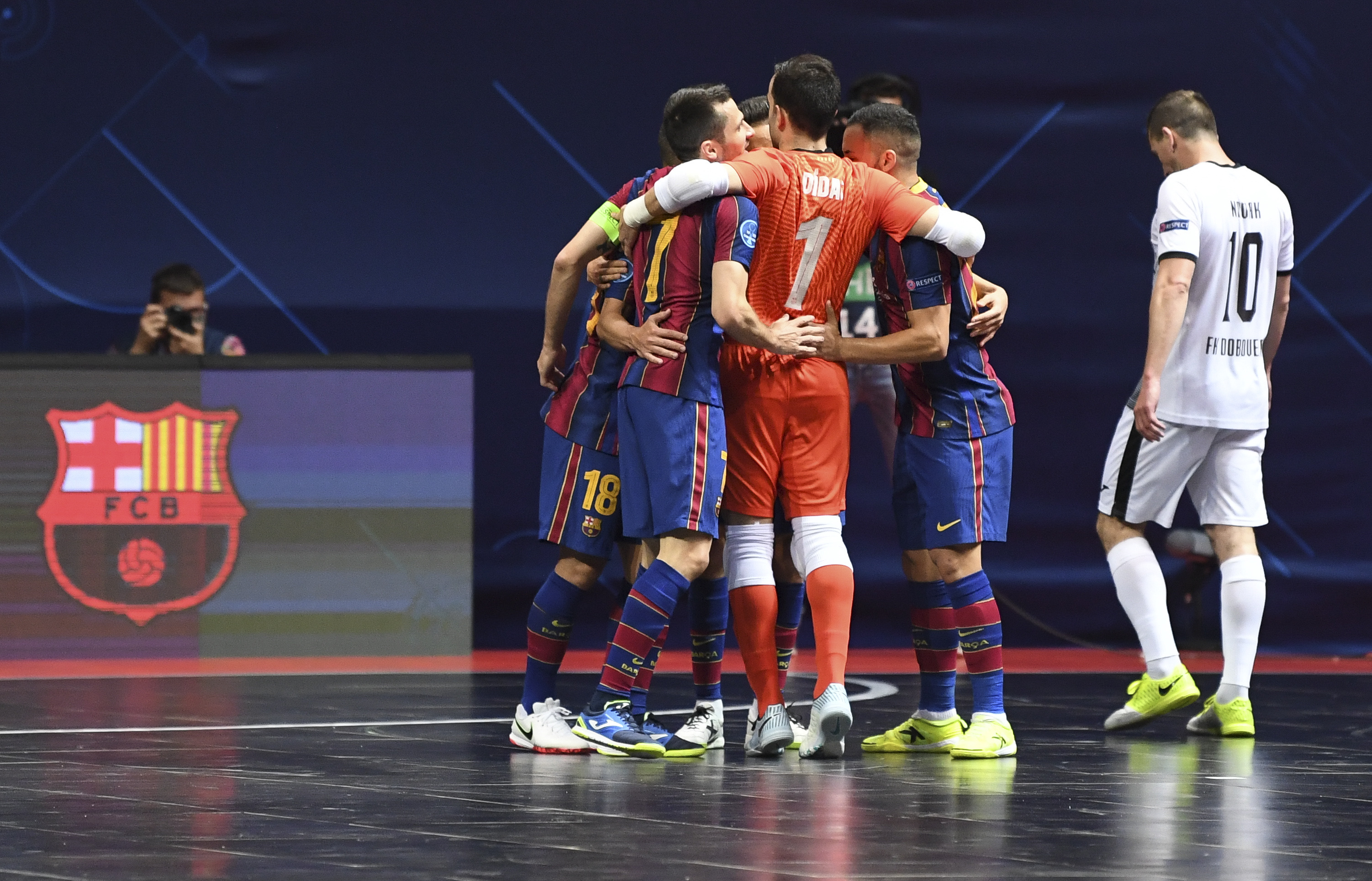 Los jugadores del Barça celebran un gol contra el Dobovec en la Final Eight de la UEFA Futsal Champions League