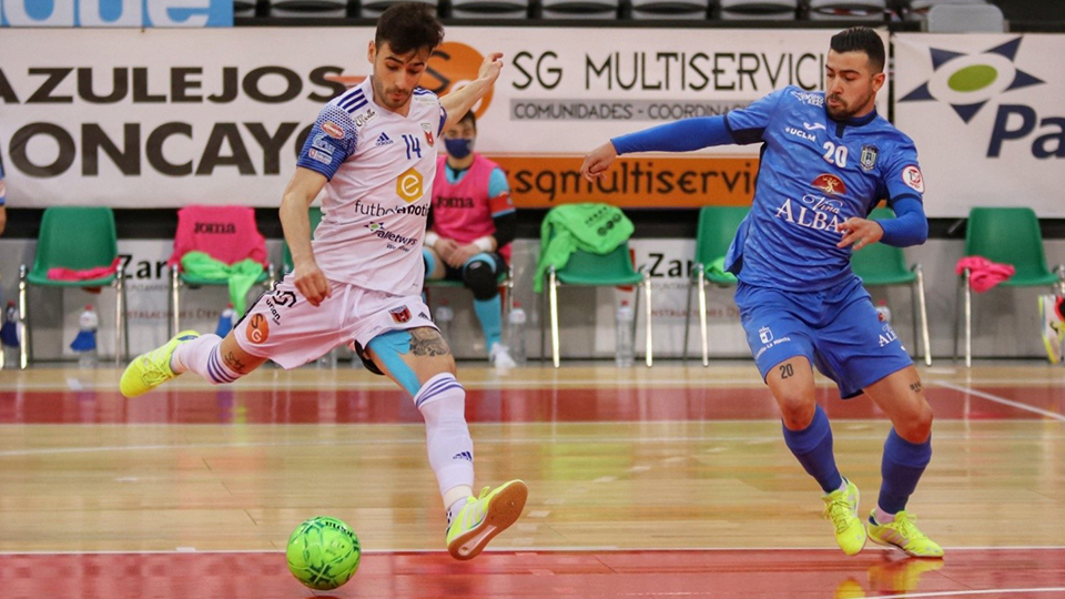 Eloy Rojas, jugador del Fútbol Emotion Zaragoza, dispara ante Chino, del Viña Albali Valdepeñas.