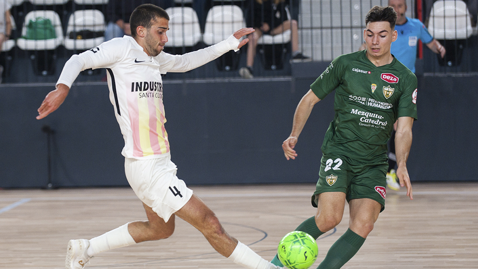 Uri Santos, jugador de Industrias Santa Coloma, disputa el balón con Ricardo, de Córdoba Patrimonio.