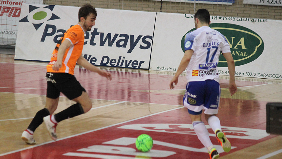 Dian Luka, jugador de Fútbol Emotion Zaragoza, ante J. Mínguez, de Ribera Navarra.