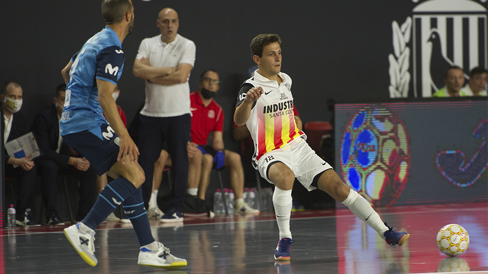 Cardona, de Industrias Santa Coloma, recibe el esférico.
