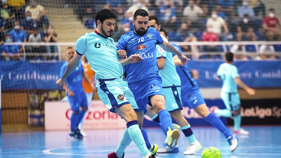 Marc Tolrá, jugador del Levante UD FS, ante Chino, del Viña Albali Valdepeñas (Fotografía: ACP-FSV)