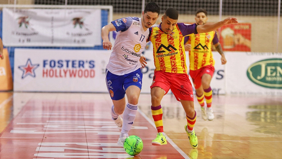 Dian Luka, jugador del Fútbol Emotion, pugna por el balón con Hamza, del Palma Futsal. (Foto: Jorge Vicioso)
