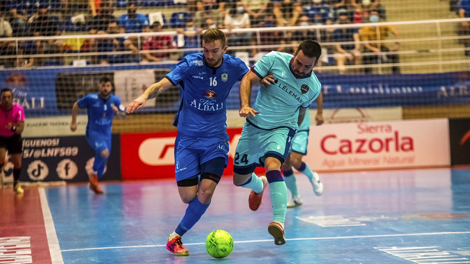 Sergio González, de Viña Albali Valdepeñas, y Pedro Toro, del Levante UD, pugnan por el balón.