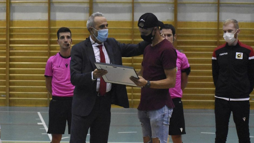 Luis Moreno, presidente del CD Rivas Futsal, homenajea a Ballano, capitán del equipo.