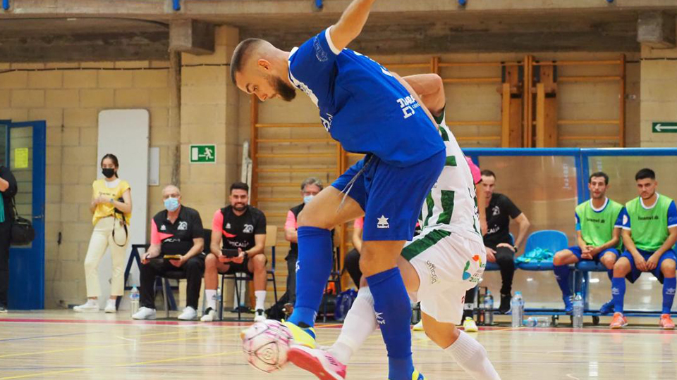 Víctor Arévalo, jugador del Quesos El Hidalgo Manzanares FS, pugna por el balón.