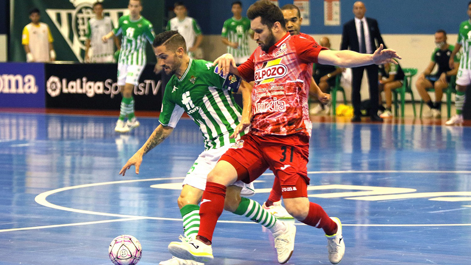 Rubén Cornejo, del Real Betis Futsal, con el balón ante la presión de Gadeia, de ElPozo Murcia Costa Cálida.