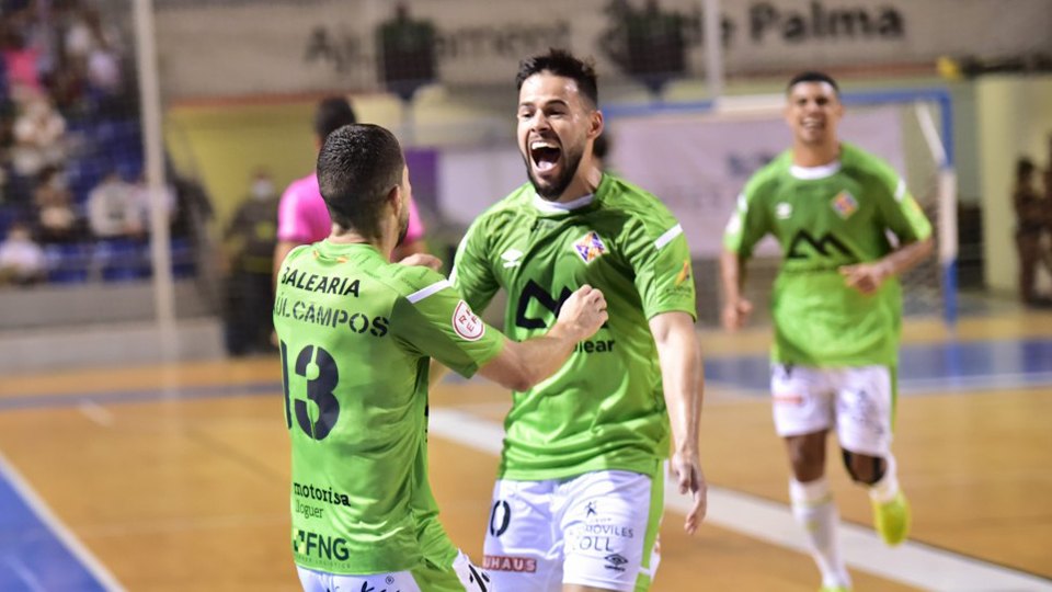 Marlon y Raúl Campos, de Palma Futsal, celebran un gol.