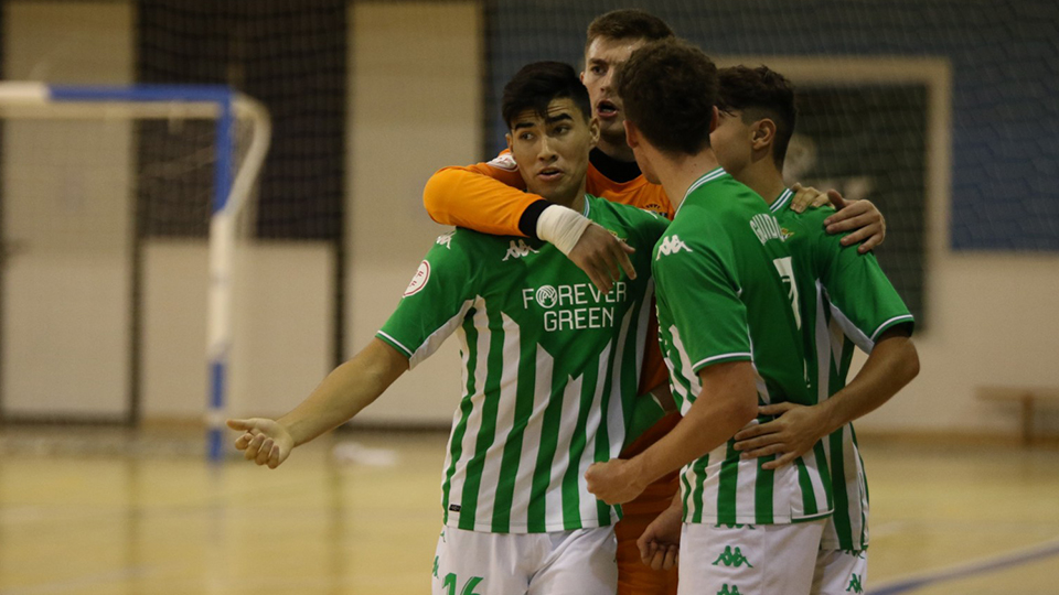 Los jugadores del Real Betis Futsal B celebran un tanto.