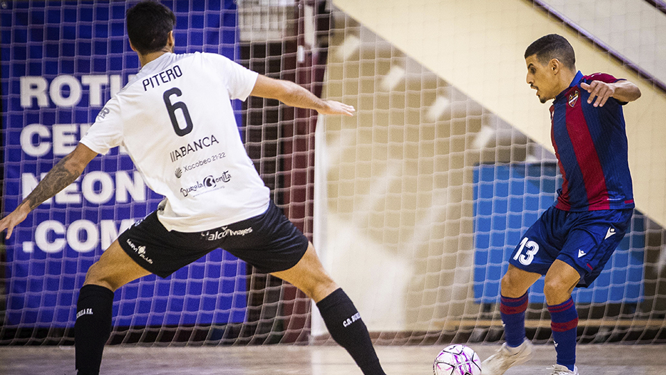 Hamza, jugador del Levante UD FS, ante Pitero, del Burela FS.