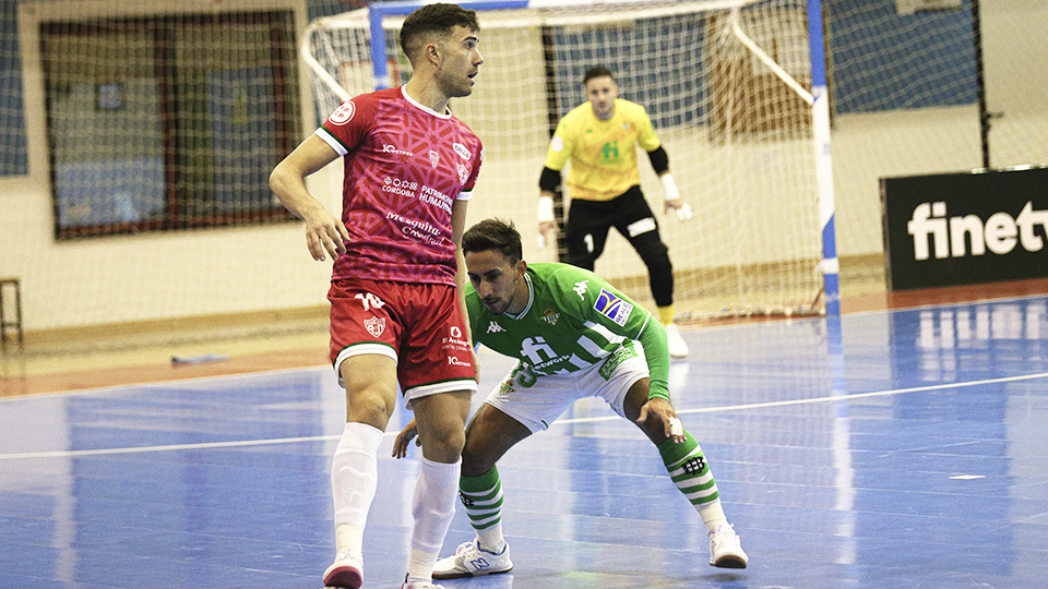 Saura, jugador del Córdoba Patrimonio, protege el balón ante Joselito, del Real Betis Futsal.