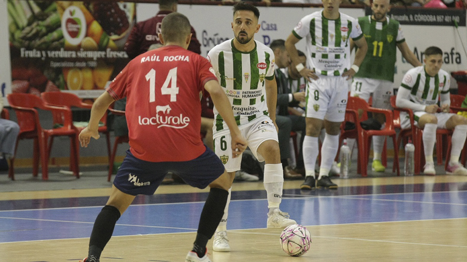 Jesulito, jugador del Córdoba Patrimonio, ante Raúl Rocha, de Xota FS.