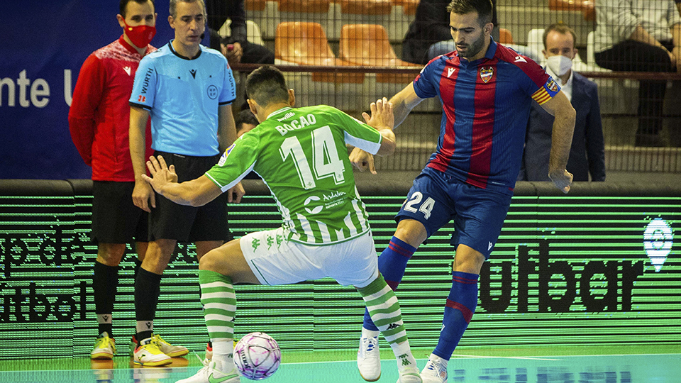 Pedro Toro, del Levante UD, y Bocao, del Real Betis Futsal, luchan por el balón.